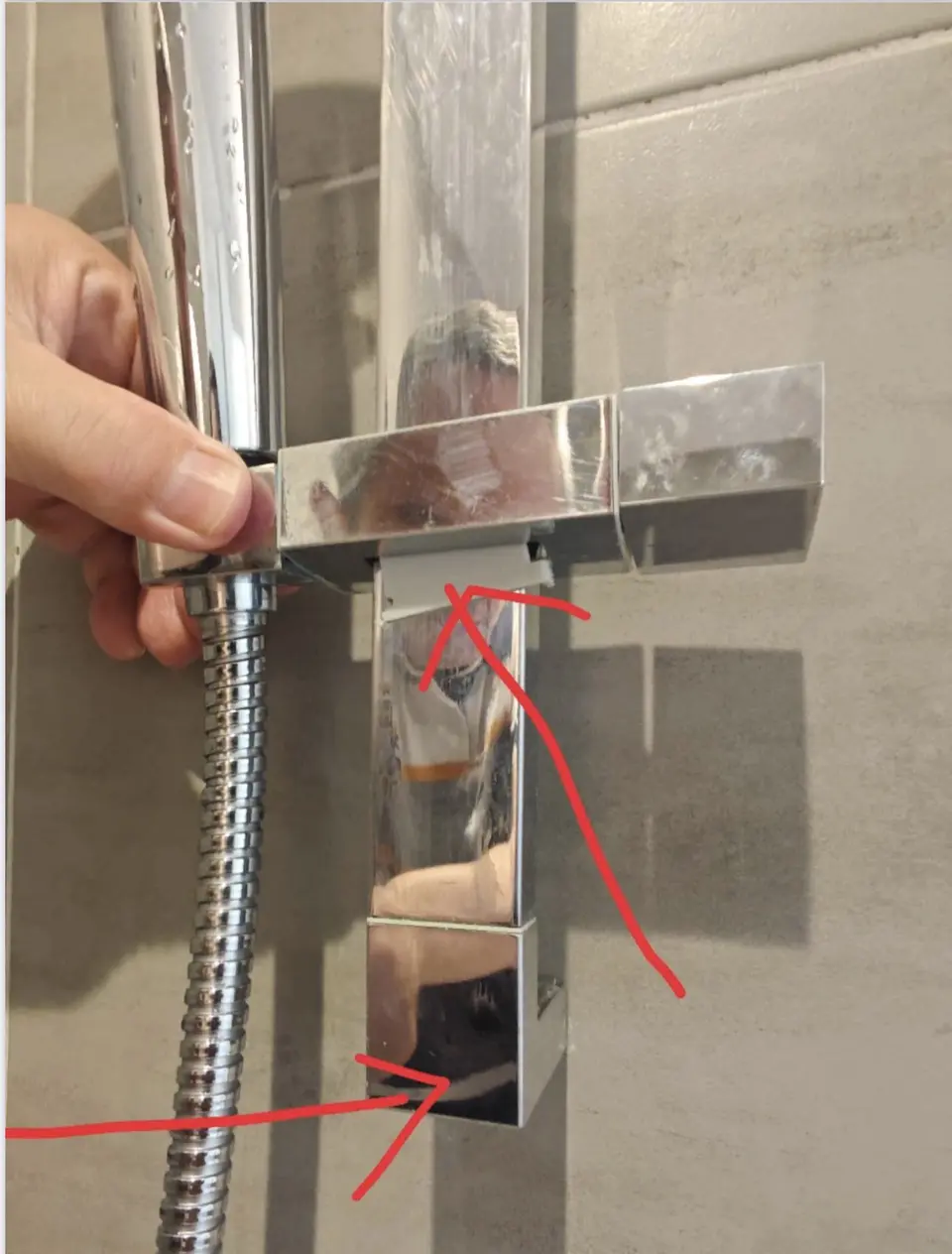 Gros plan du support en plastique endommagé dans le support de barre de douche